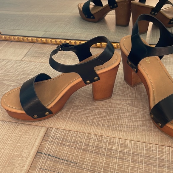 Black Sandal - Picture 2 of 5